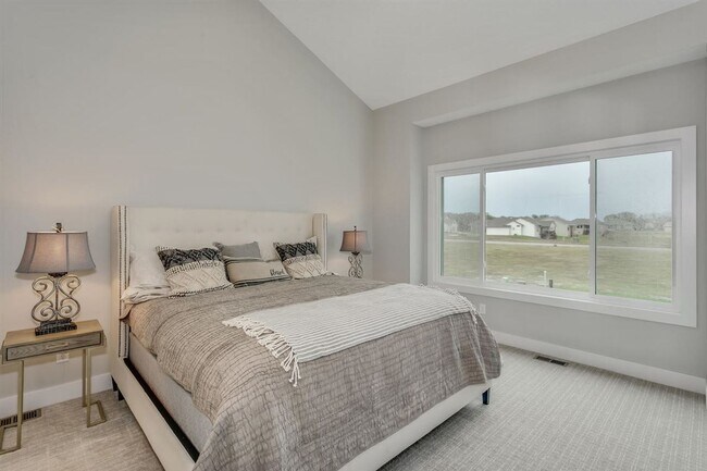 Building Photo - Impeccable 5 Bedroom Beauty in Cornerstone!