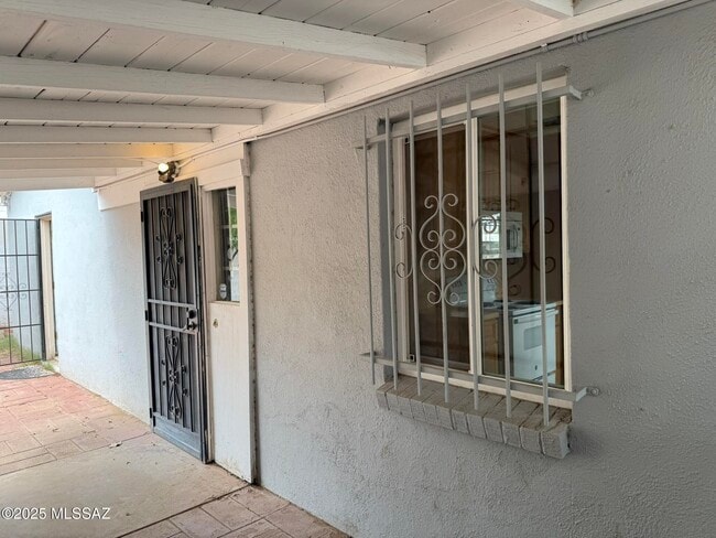 Building Photo - 2856 N Cherry Ave