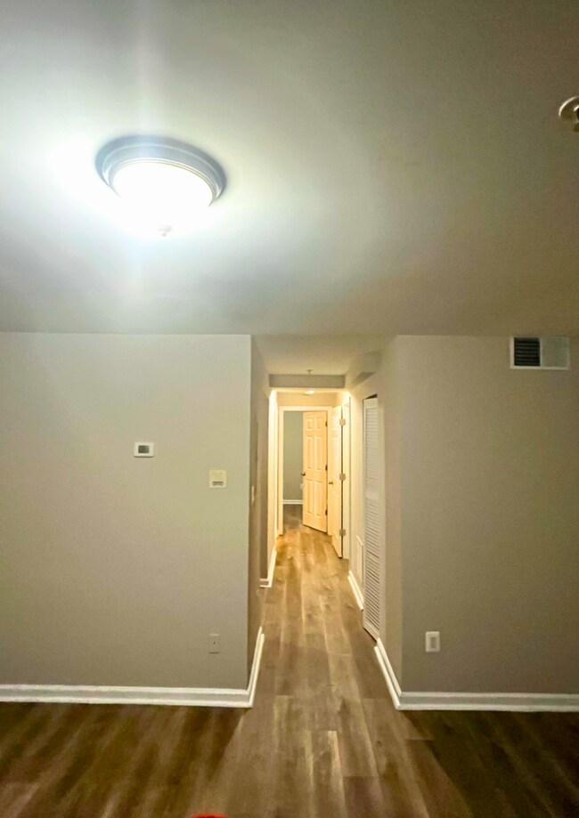 Building Photo - Spacious 1-Bedroom Apartment in Southeast ...