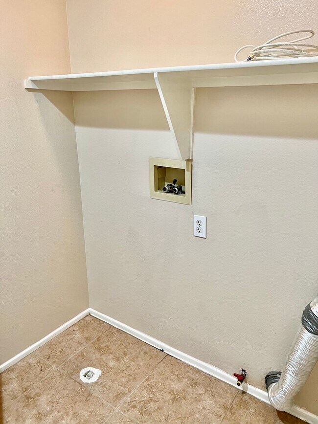 Building Photo - Nice 2 Story Home