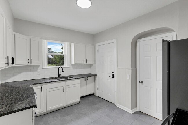 Building Photo - 2365 Stelzer Rd
