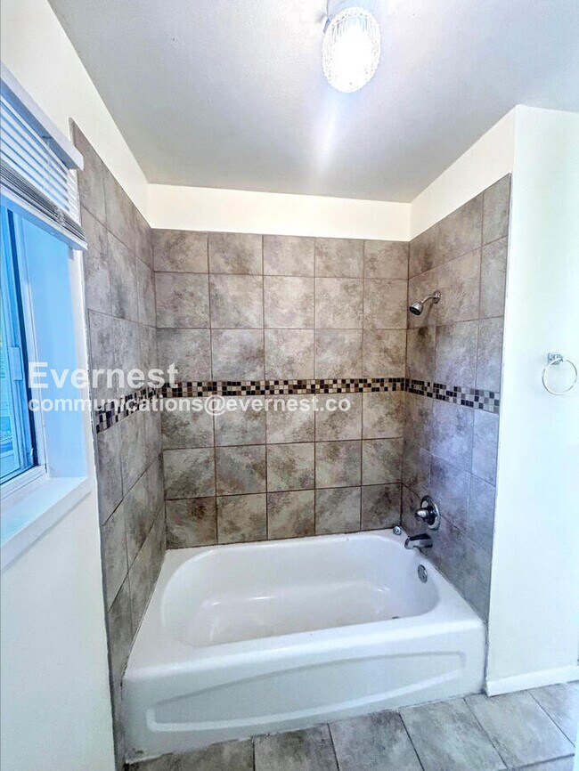 Building Photo - 808 S Sheridan Ave