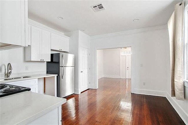 Building Photo - 2001-2003 Rev John