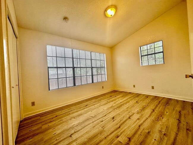 Building Photo - Centrally Located 3/2