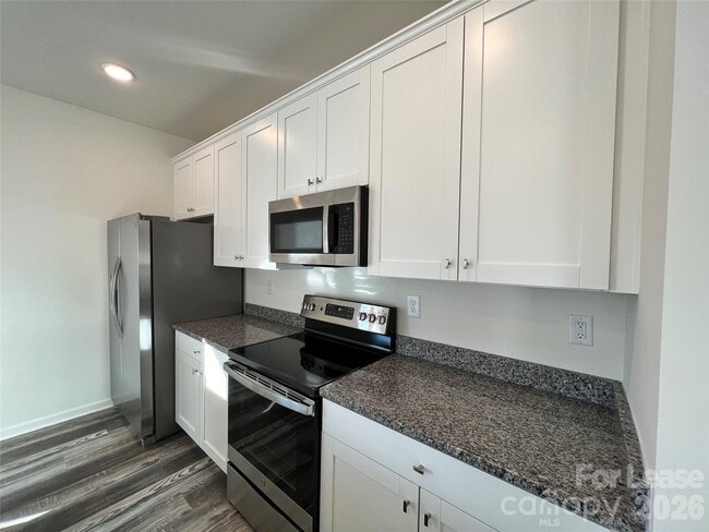 Building Photo - 574 N Broad St