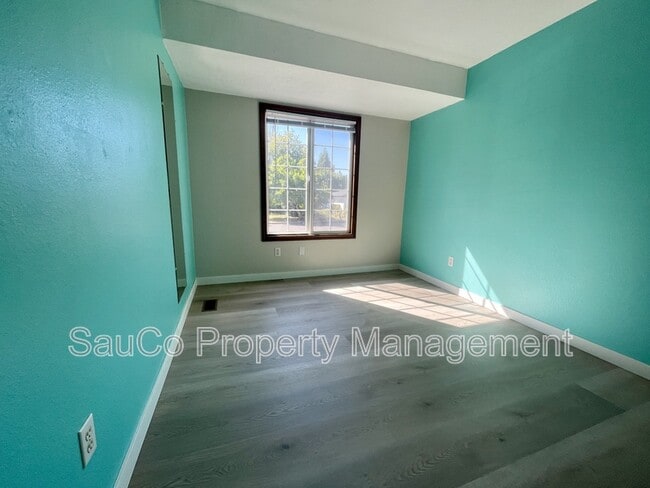 Building Photo - 324 SE 30th Ave