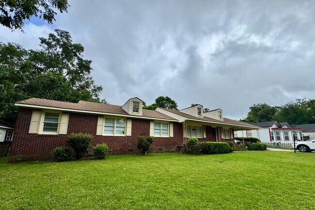 Building Photo - 4 Bed 2 Bath Brick House