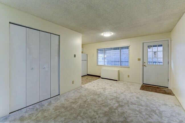 Building Photo - Pre-Leasing August 2026: Great 1 Bed, 1 Bath Close to CU and 29th Street Mall with included parki...