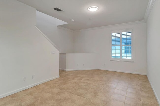 Building Photo - Gorgeous 2 Bedroom 2.5 Bathroom Townhome - Incredible Location