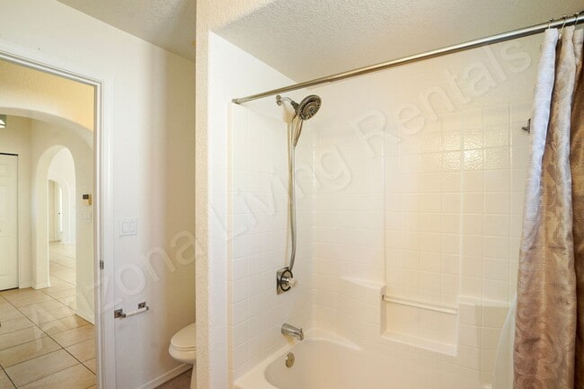 Building Photo - CUL-DE-SAC POOL HOME!