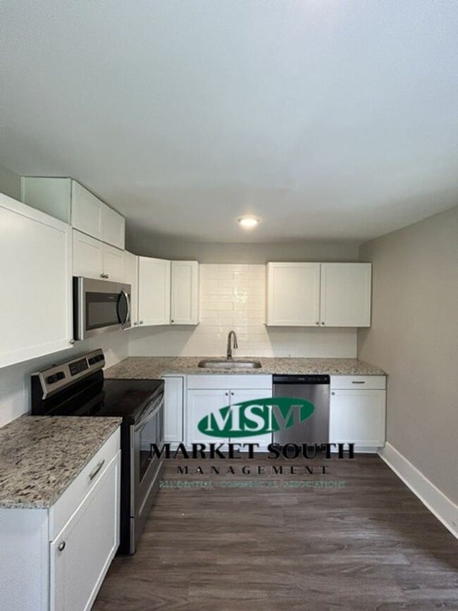 Building Photo - 7 W 53rd St