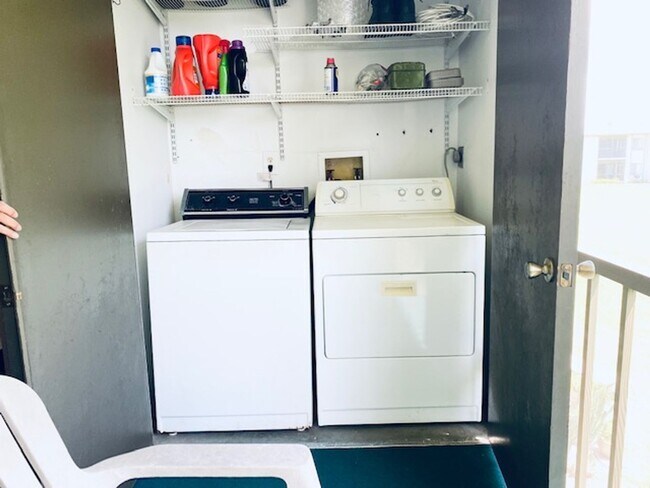 Building Photo - Fantastic 2br/2ba Furnished Annual Rental ...