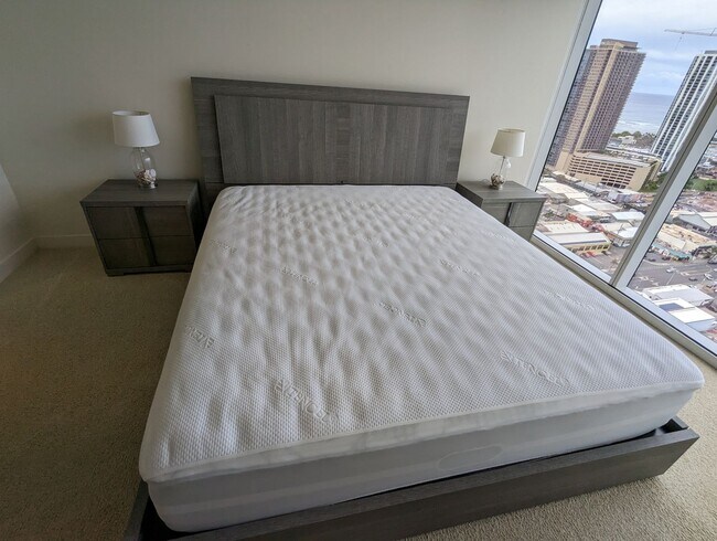 Building Photo - Fully Furnished Luxury Kakaako Living at Symphony 2 Bed, 2 Bath, 2 Parking