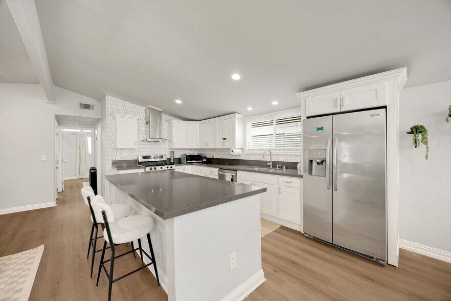 Building Photo - 1048 N Hermosa Dr