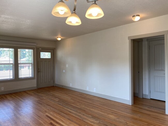 Building Photo - STUDENTS WELCOME! Charming 3 Bed 2 Bath Single Family Home in Old Town