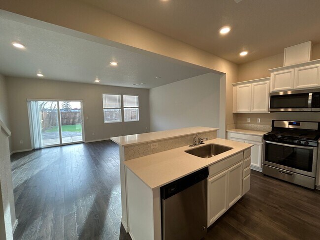 Building Photo - 3 Bedroom / 2.5 Bathroom Townhouse in NW R...