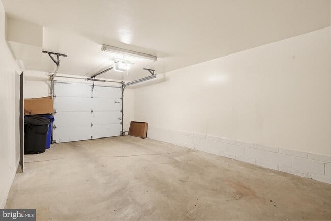 Building Photo - 206 N Towne Ct