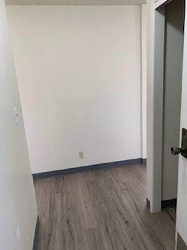 Building Photo - Kukui Plaza - 2 bedroom, 1 bath condo with 1 parking