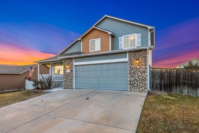 Building Photo - Beautifully Updated 2 Bed, 1.5 Bath House