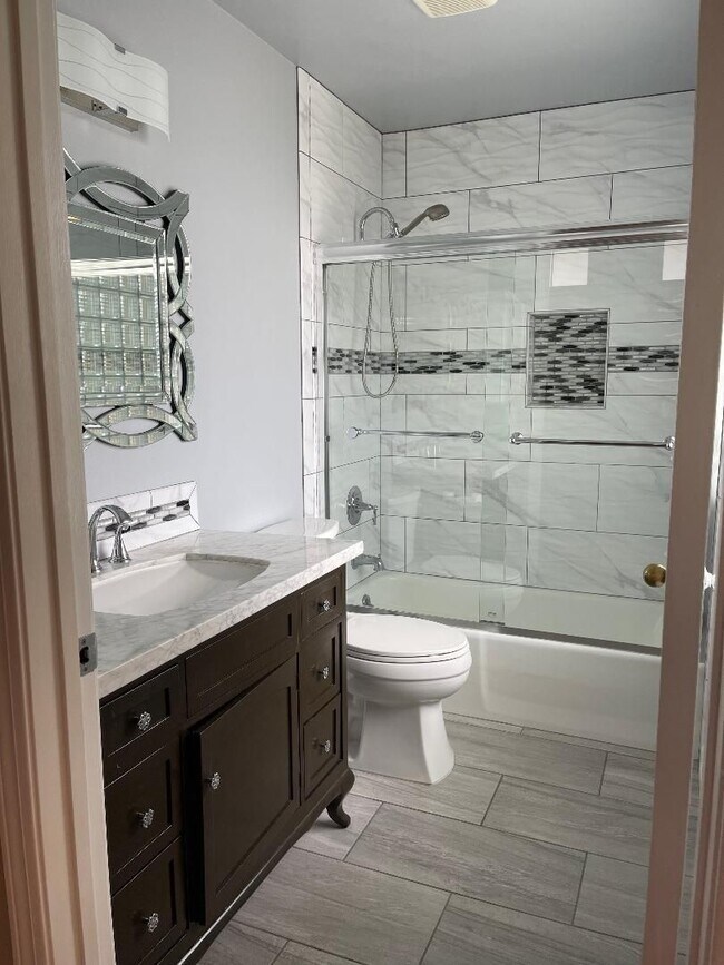 Building Photo - SPACIOUS 3BR/2.5BA EASTSIDE TOWNHOME FOR LEASE