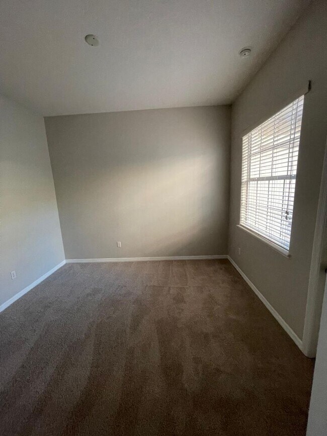 Building Photo - BRISTOL ESTATES 4 BEDRROM, 4 BATHROOMS, 3 CAR GARAGE HOUSE