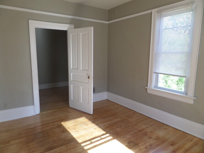 Building Photo - 919 E Clarke St