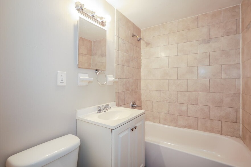 Building Photo - 5816 Sonora Dr W