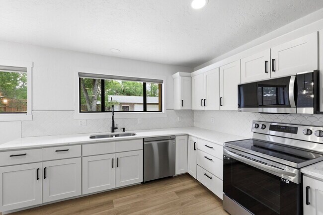 Building Photo - $2,595.95 - 3 Bed/2 Bath Home in Colorado Springs with Large backyard.