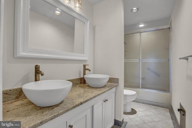 Building Photo - 2 Coldwater Ct