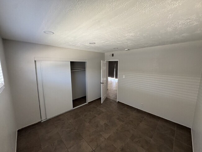 Building Photo - Ideal 2nd floor unit refreshed and ready to lease!