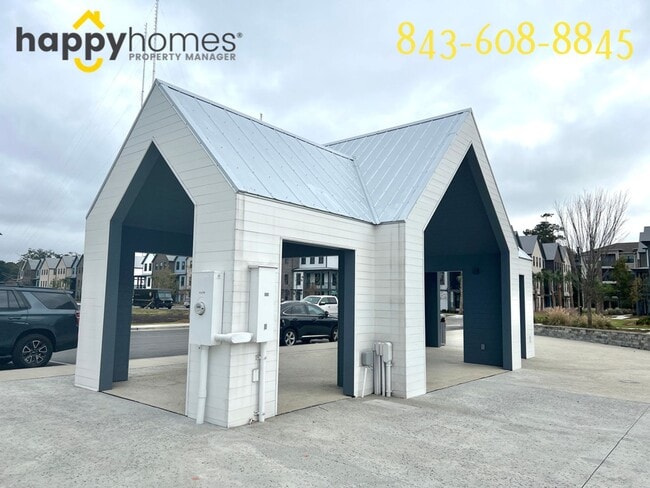 Building Photo - 3/3.5 End-Unit Townhome in Midtown Mt. Pleasant!