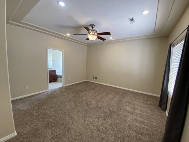 Building Photo - Welcome Home! Lovely 3 bed 2 bath home.