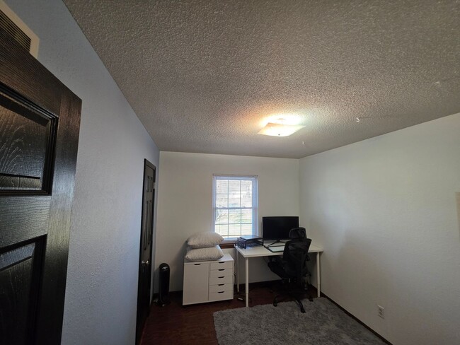 Building Photo - 802 Brentwood Ave