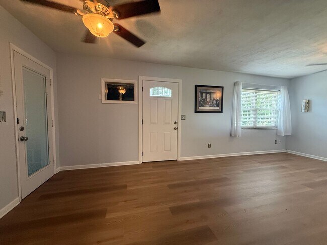 Building Photo - 3 Bedroom 2 Bathroom Updated Deltona Home GREAT Location Available IMMDEIATELY!!