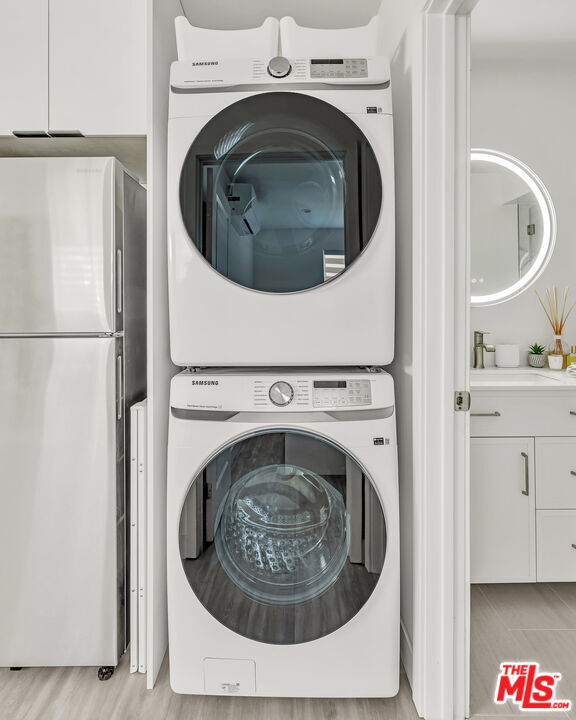 Building Photo - 7076 Park Manor Ave