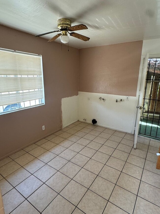 Building Photo - Enjoy this 2 bed/1 bath apartment - Bakers...