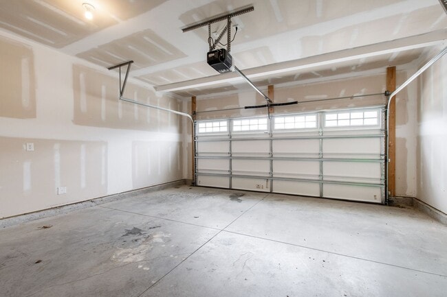 Building Photo - Beautifully Appointed Townhome in Prime Ho...
