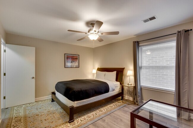 Building Photo - 226 S Hoyne Ave