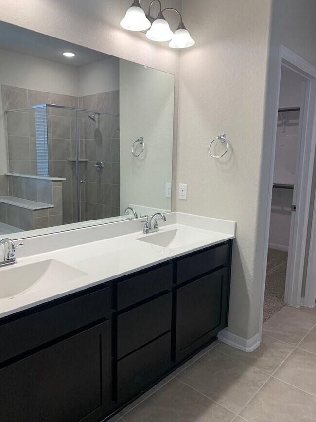 Building Photo - 4-Bedroom Home in Oak Creek - Highly Sough...