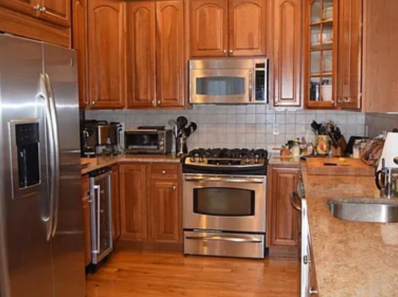 Building Photo - 95 W 7th St