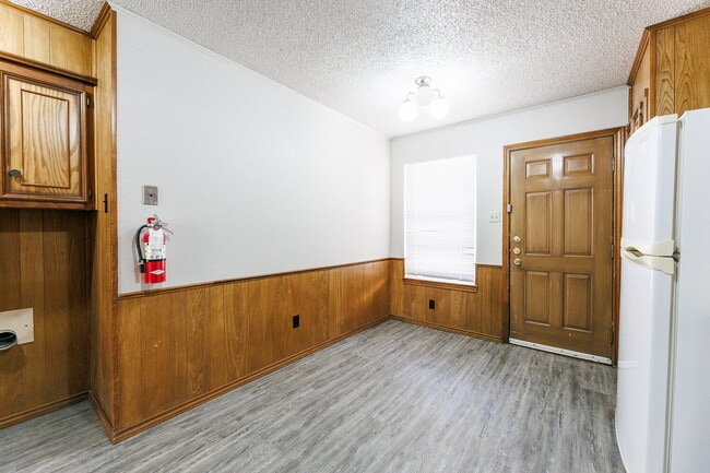 Building Photo - Freshly Updated - 2/1 Apartment with easy access to the Loop