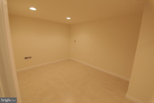 Building Photo - 1852 Willington St