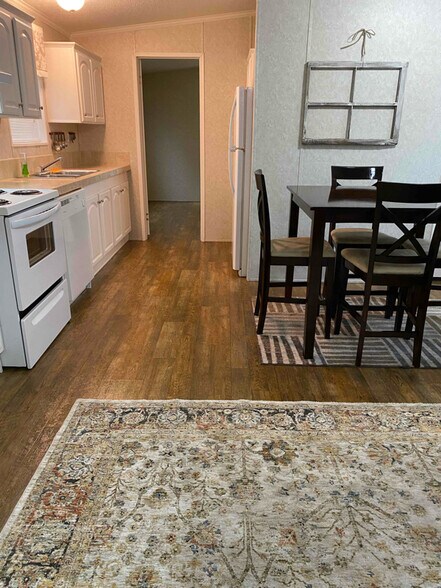 Building Photo - 9514 Chris St