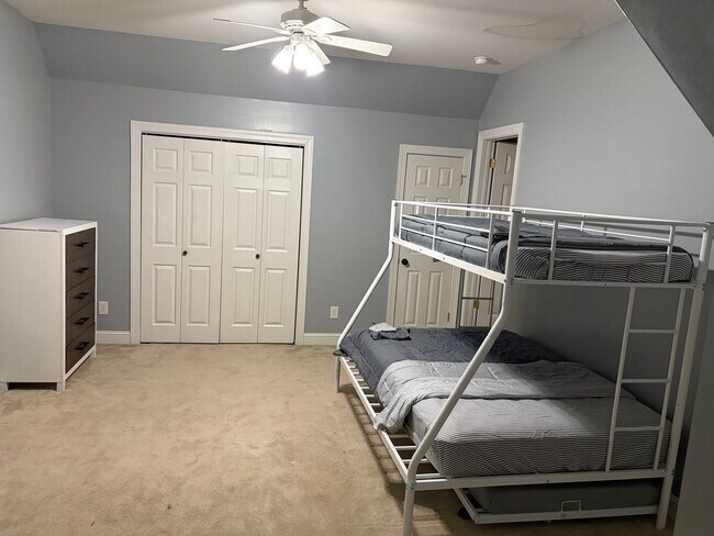 Building Photo - Spacious 5BR House in Oak City