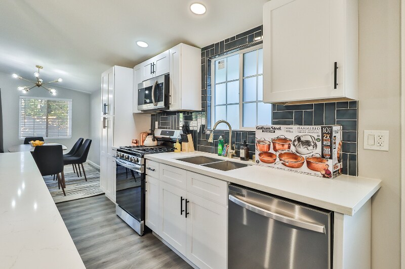 Building Photo - 6564 Kelvin Ave