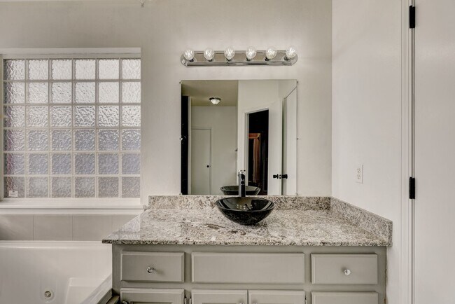 Building Photo - 1605 Silver Oak Dr