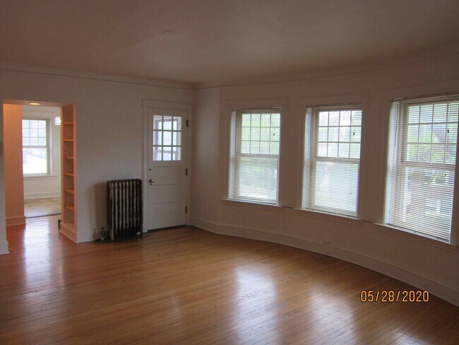 Building Photo - Available October 2025- Gorgeous, Sunny 1 ...