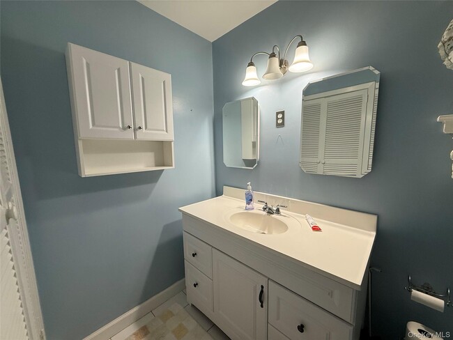 Building Photo - 15 Sherry Ln