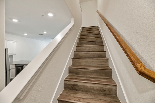 Building Photo - AVAILABLE NOW! 3 BEDROOM TRIPLEX LOCATED IN BONHAM, TEXAS!