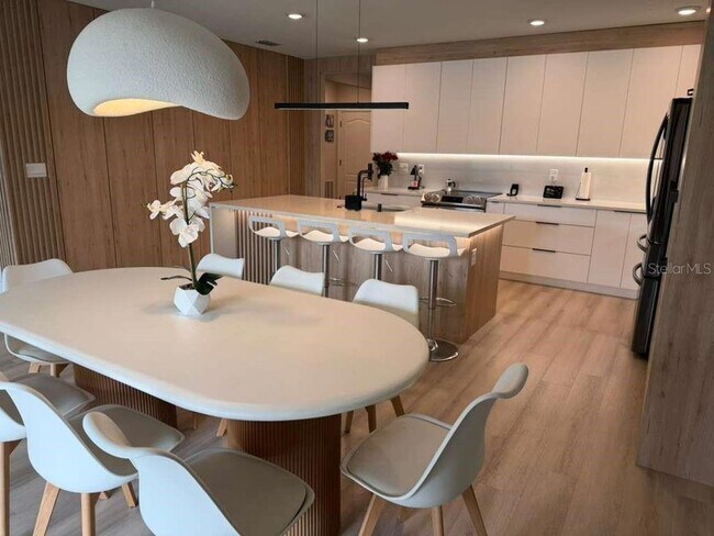 Building Photo - 33412 Country House Dr